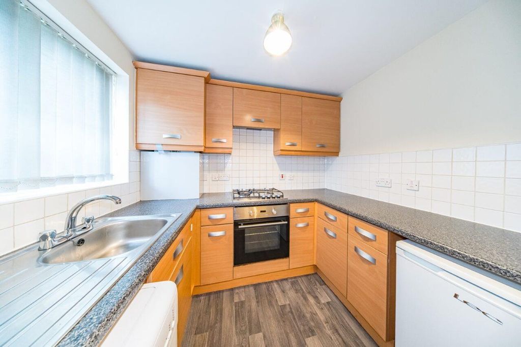 Property photo 2 of 15 27 Molyneux Close Kitchen.Jpg