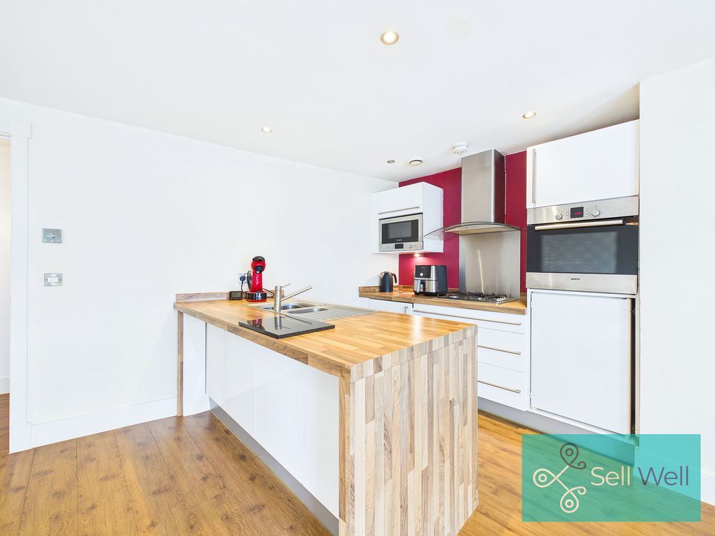 Property photo 3 of 17 Kitchen