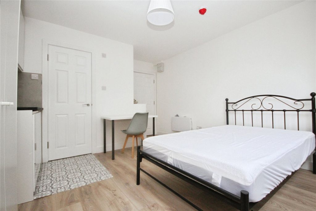 Property photo 3 of 7 Studio