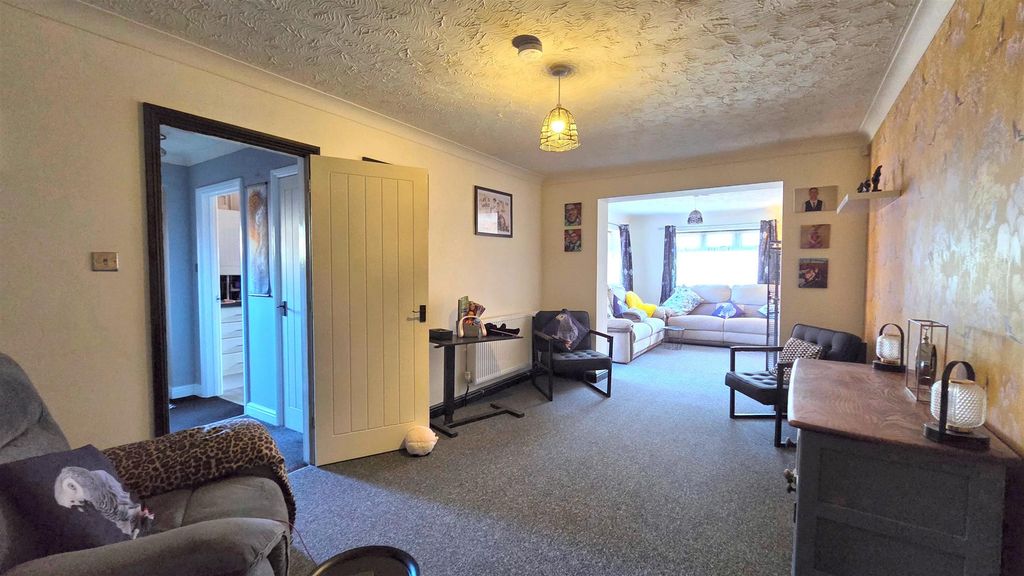 Property photo 3 of 12 Lounge/Diner