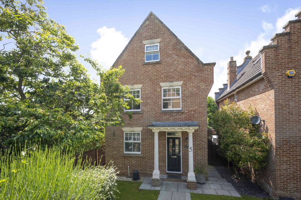 Property photo 2 of 33