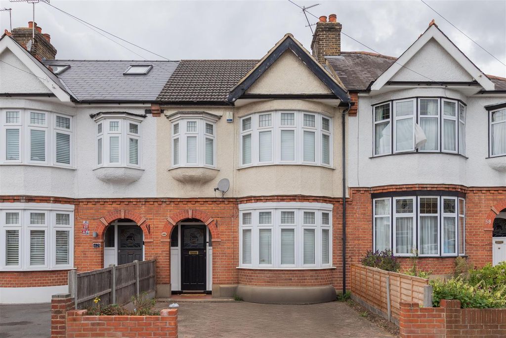 Property photo 1 of 36 Grenville Gardens, Ig8