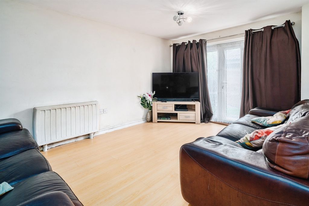 2 bed flat for saleWinnipeg Way, Broxbourne EN10 photo 5