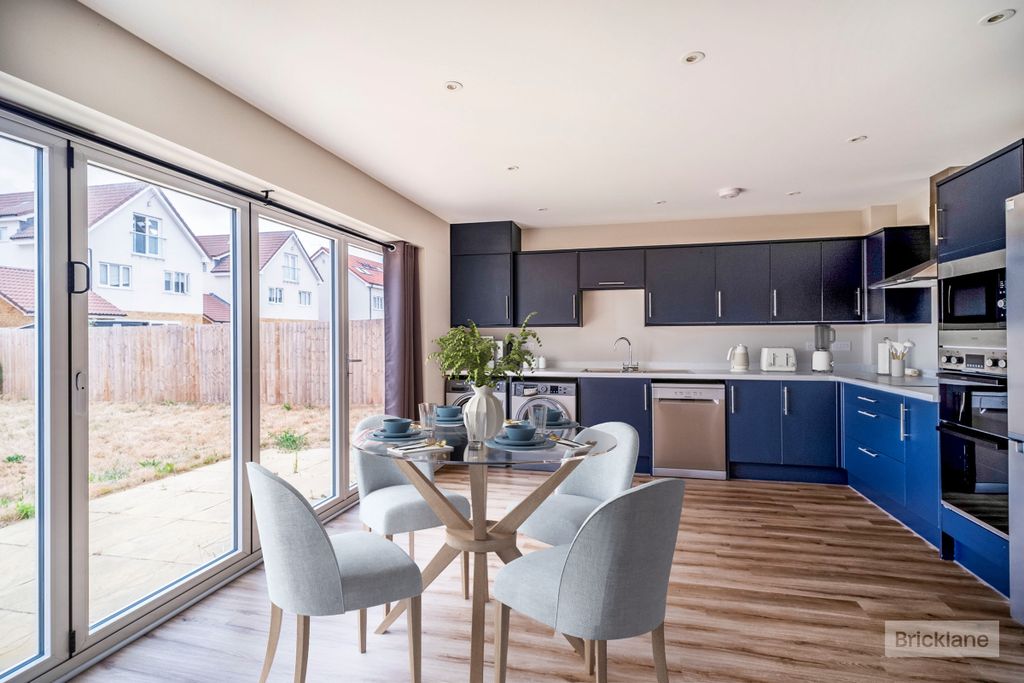 Property photo 3 of 12 Kitchen