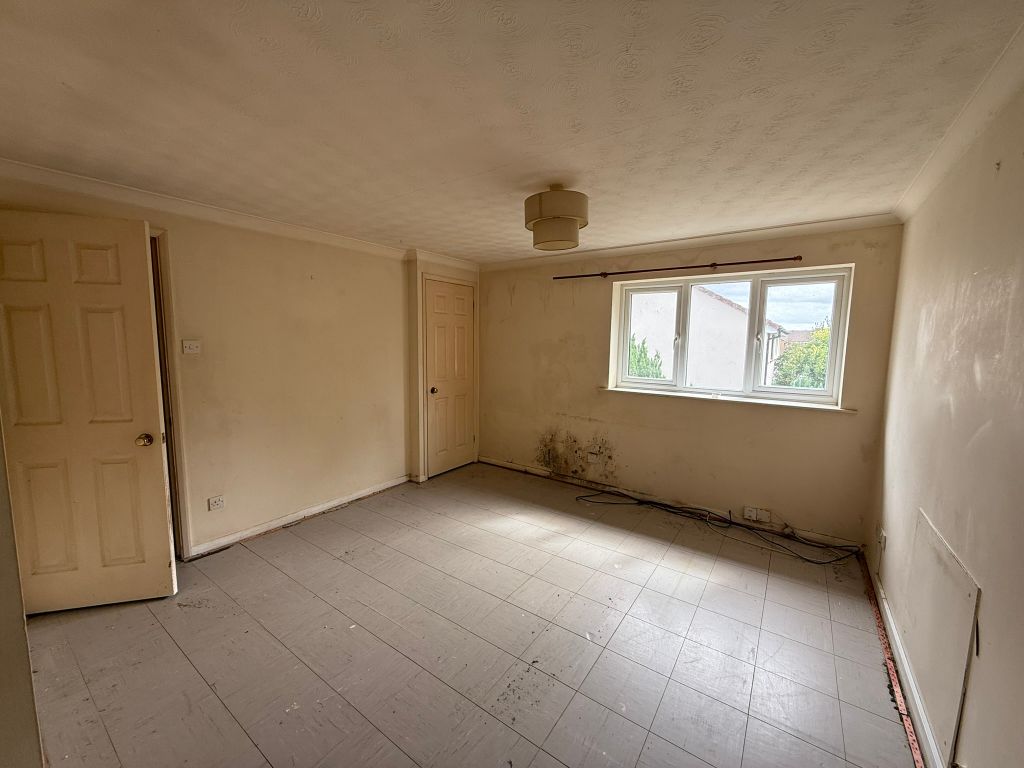 Property photo 3 of 11 Living / Dining Area