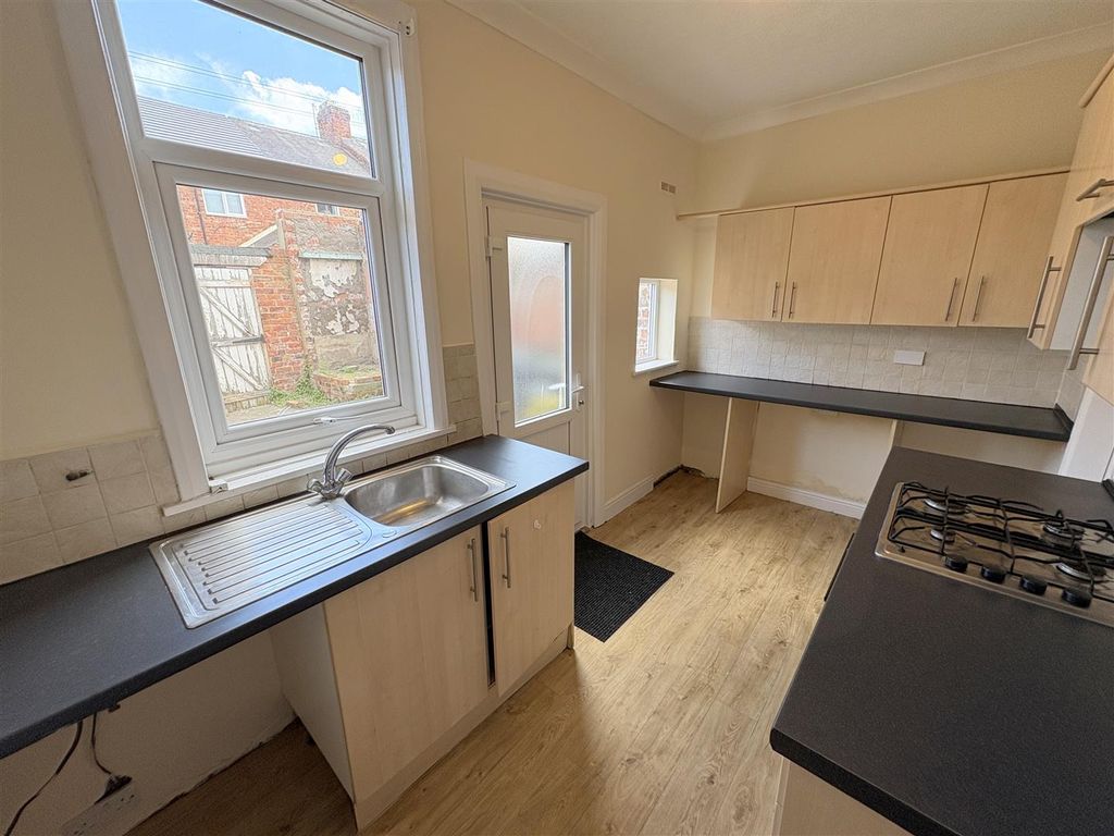 Property photo 3 of 11 Kitchen
