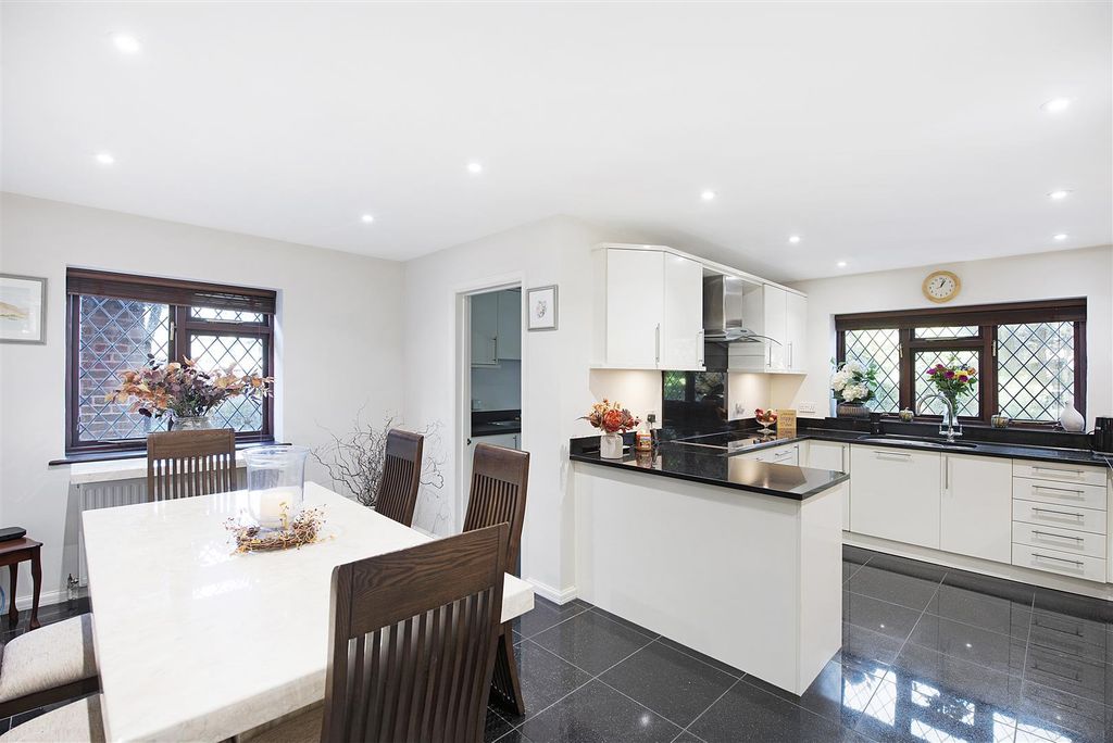 Property photo 3 of 39 Kenstone Ph26.Jpg