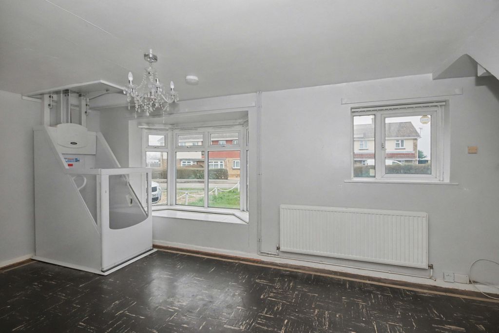 Property photo 2 of 17 48 Queen Street, Yaxley, Peterborough, Cambridgeshire, Pe7 3Jf