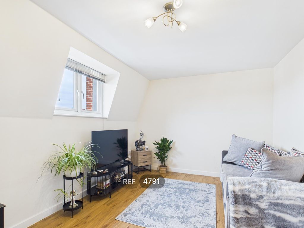 Property photo 3 of 7 Kitchen / Living Area