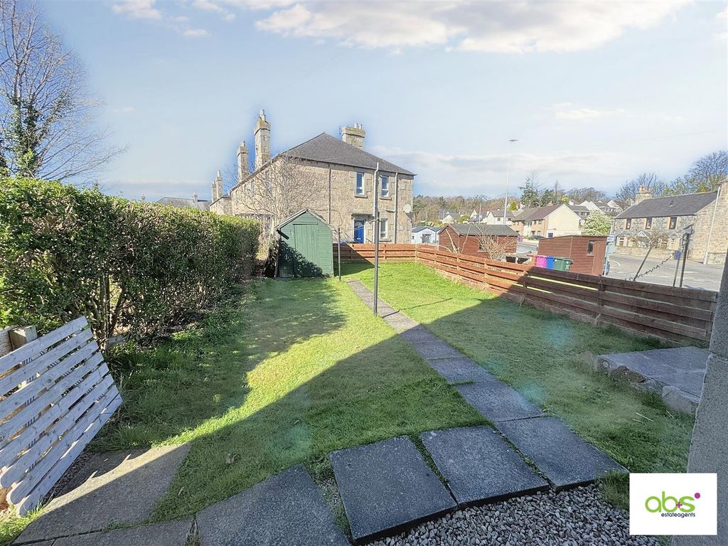 Property photo 3 of 12 Garden And Parking