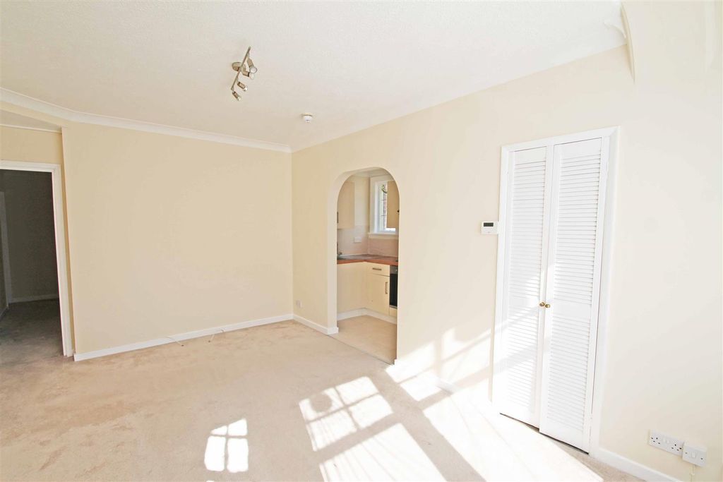 Property photo 3 of 9 Living Room/Kitchen