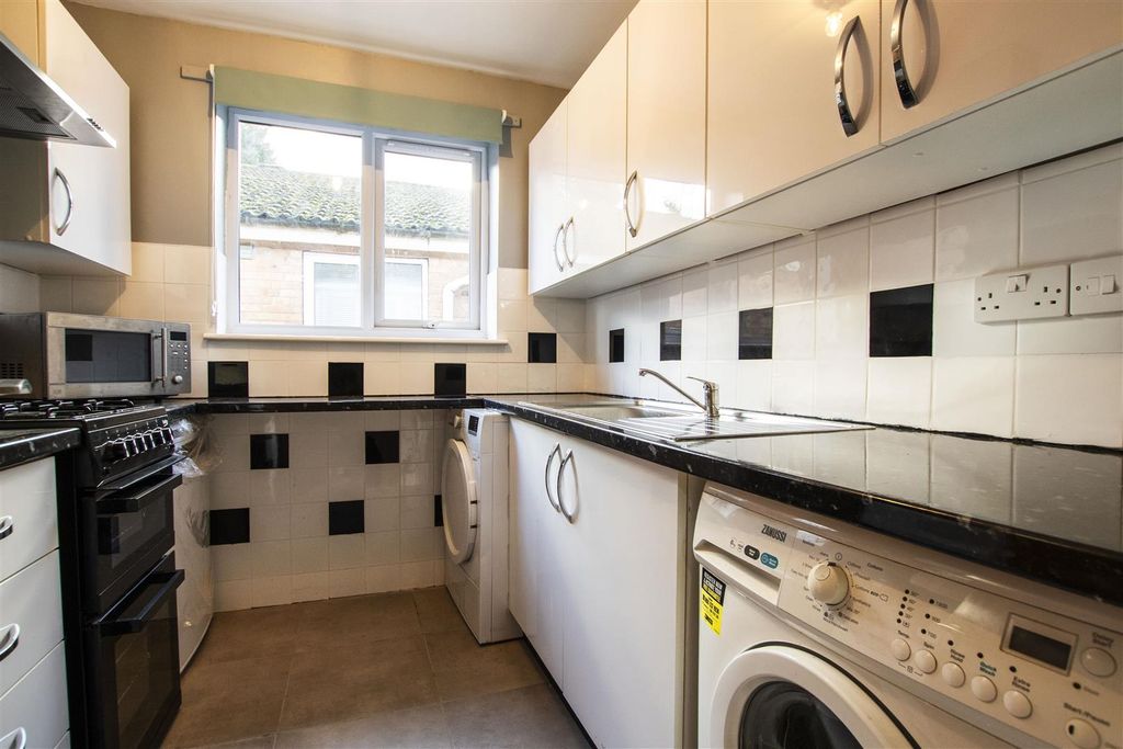 Property photo 3 of 6 Approach