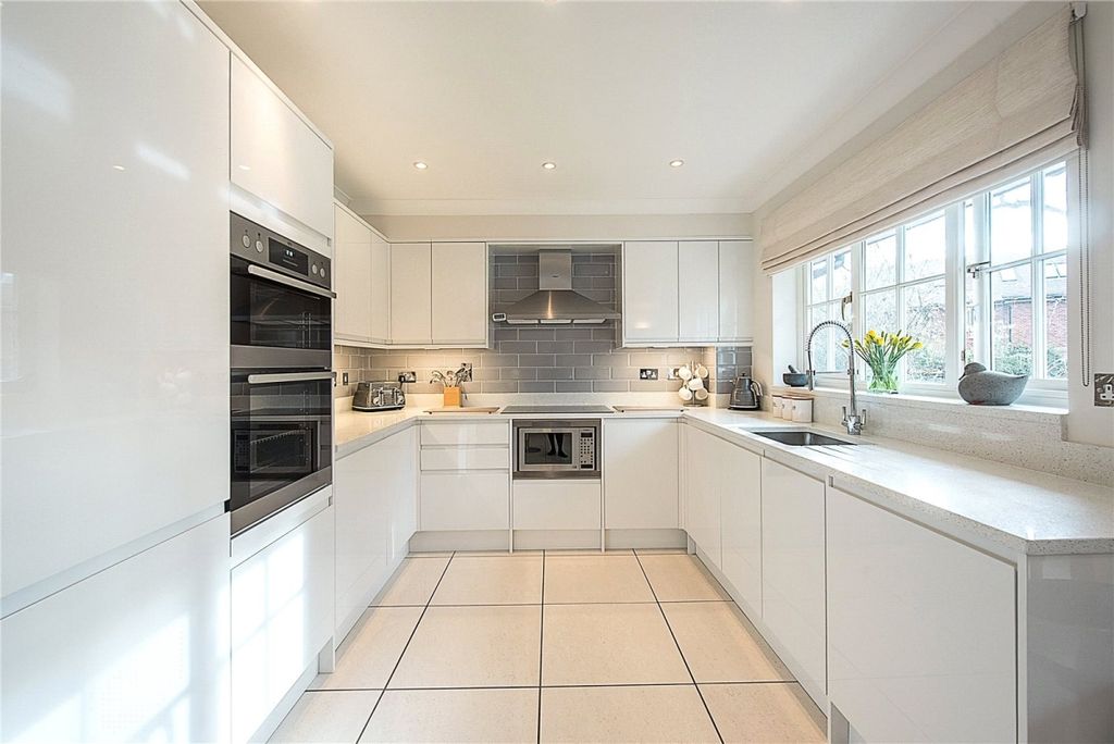 Property photo 2 of 11 10