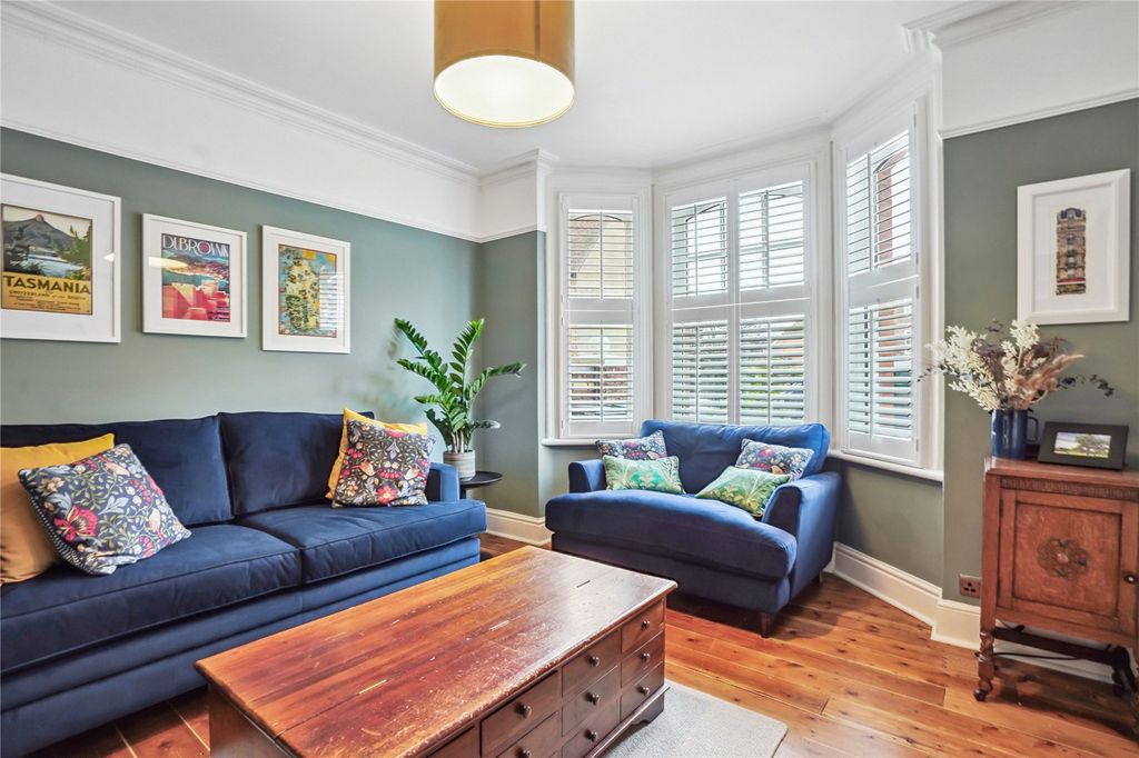 Property photo 3 of 17 Siting Room