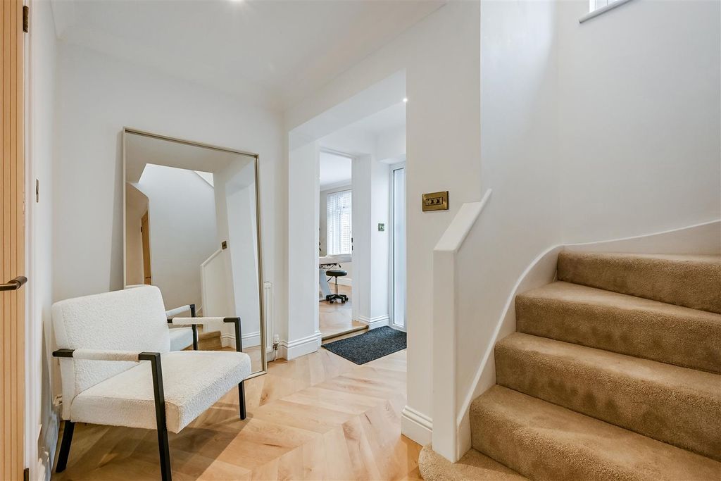 Property photo 2 of 19 Ph28_6253956.Jpg