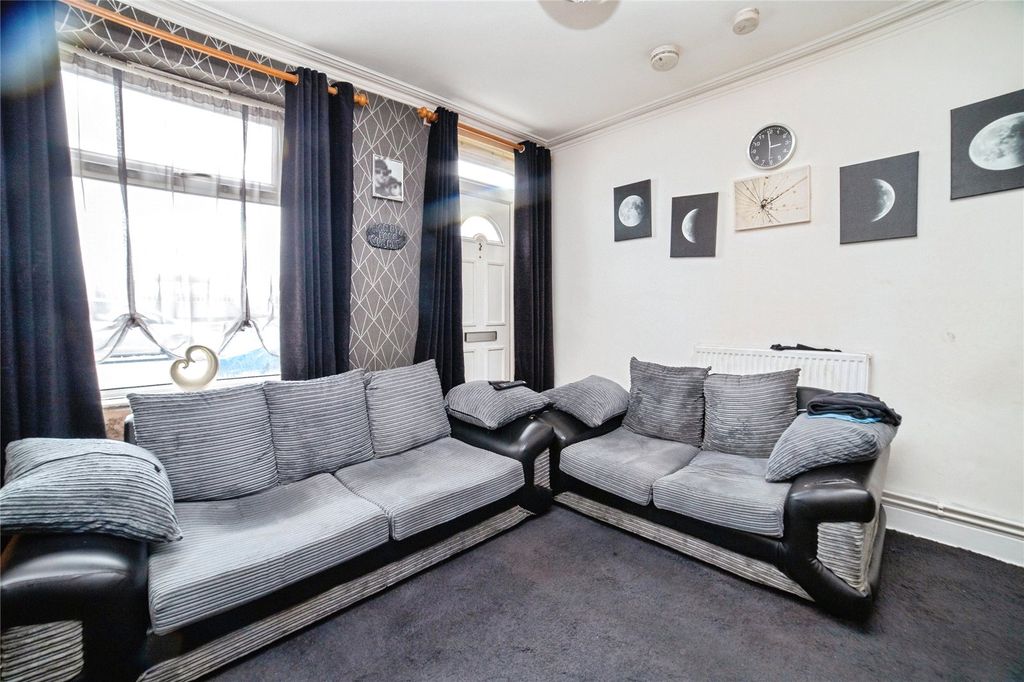 Property photo 3 of 15 Lounge