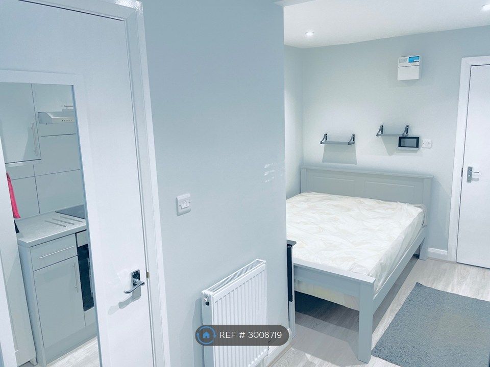 Property photo 2 of 4 Studio (Own Bathroom & Kitchen)