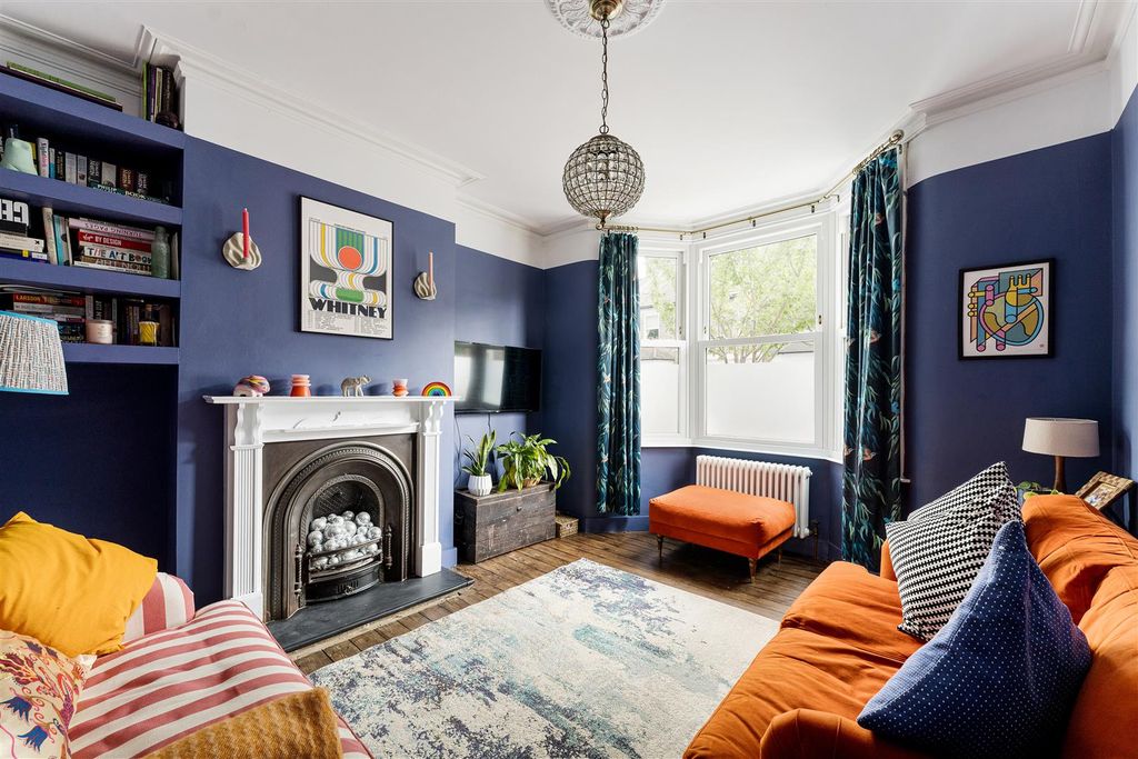 Property photo 2 of 45 Kenilworth Avenue, E17
