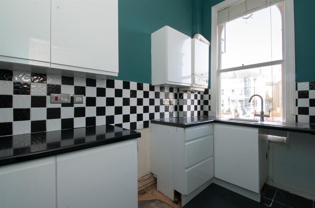 Property photo 3 of 11 Kitchen