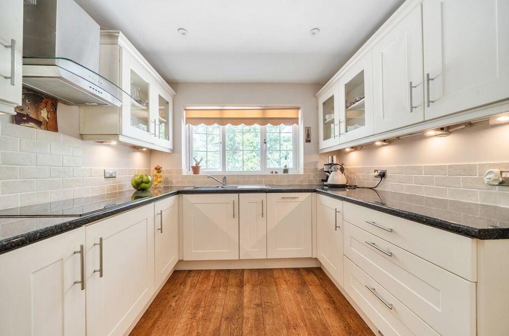 Property photo 2 of 29 1463886-22-6A0Fa1...