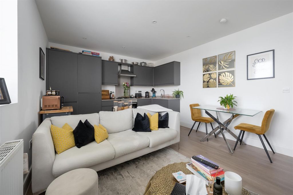 Property photo 2 of 13 Maybank Road, E18
