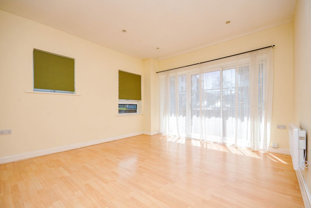 Property photo 2 of 11 Lounge