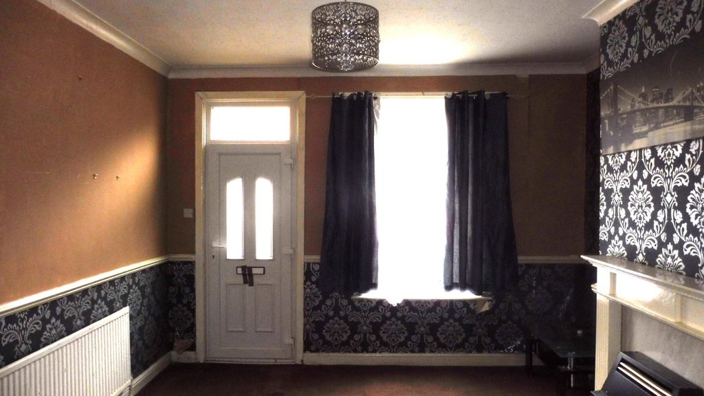 Property photo 2 of 18 Lounge