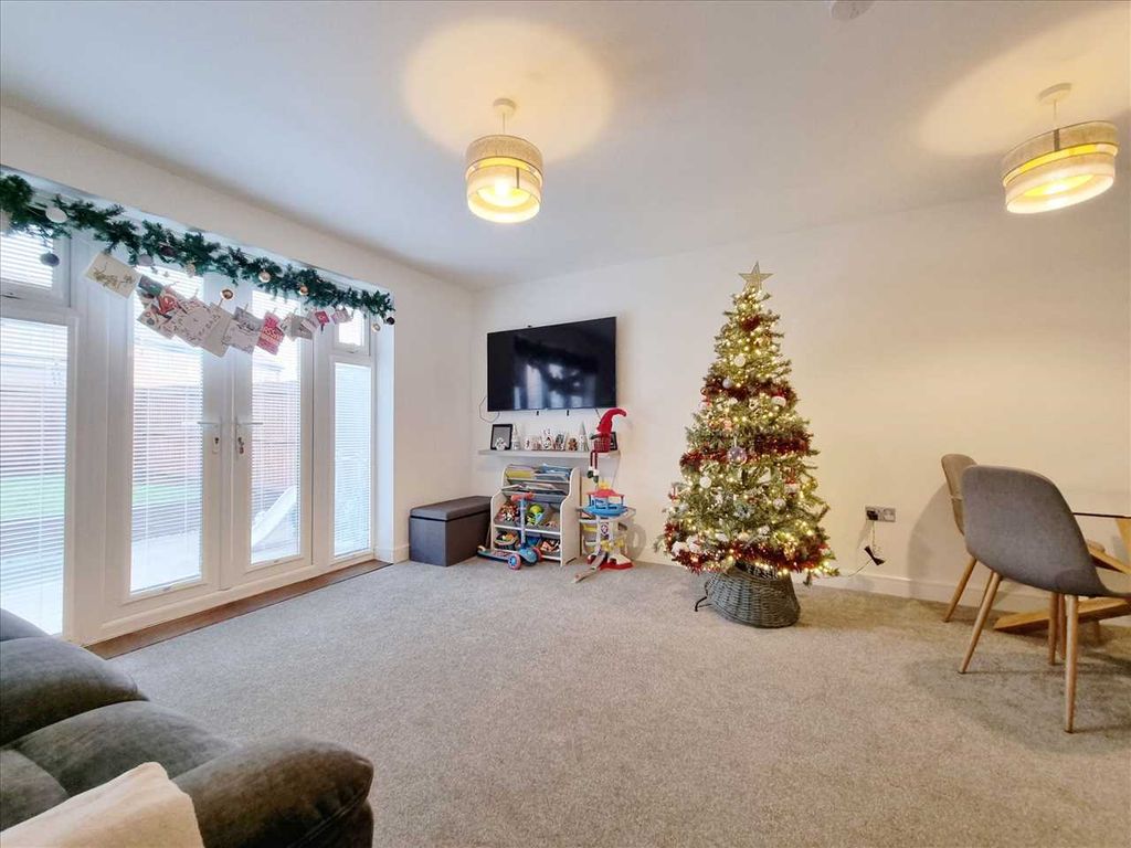 Property photo 3 of 12 Lounge: