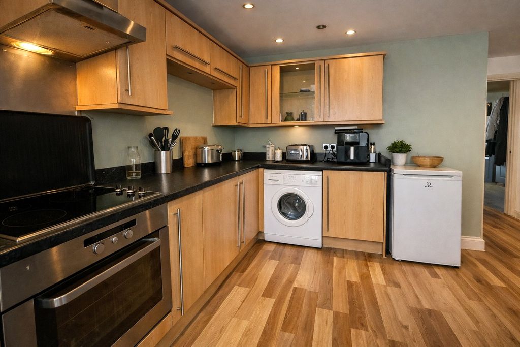 Property photo 3 of 10 Kitchen