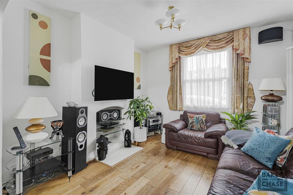 Property photo 3 of 28 Through Lounge