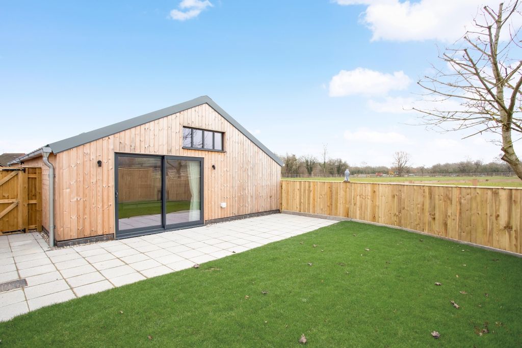 Property photo 2 of 10 Elm Leys 271737 -...
