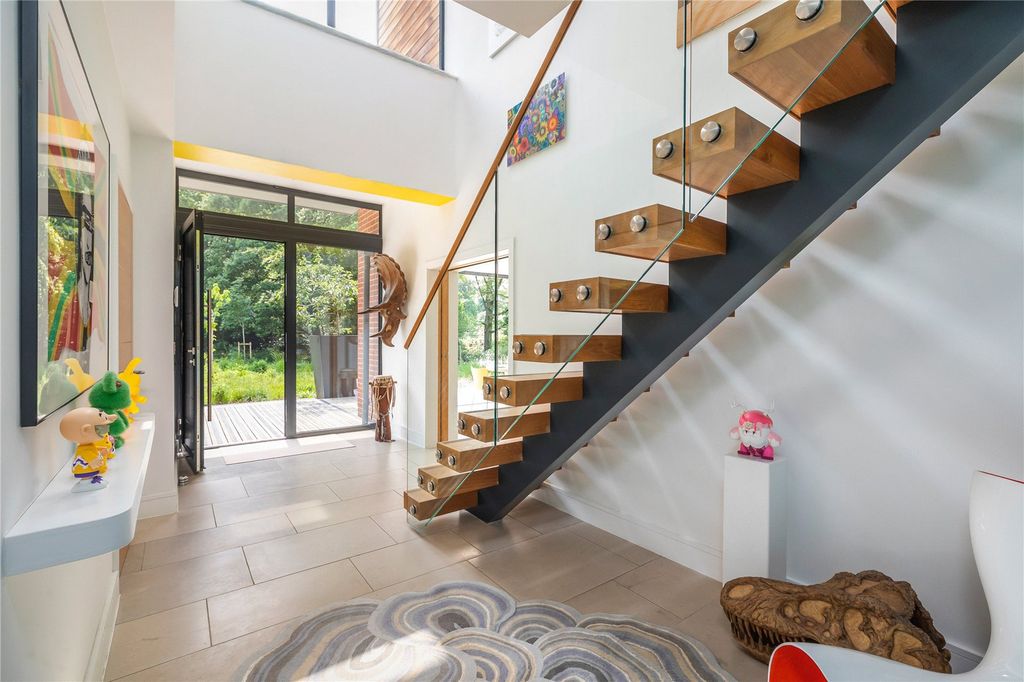 Property photo 3 of 19 Entrance Hall