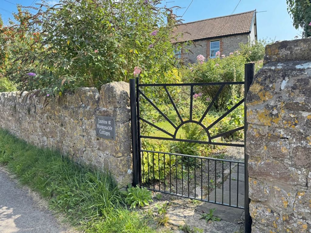 Property photo 3 of 8 Gate