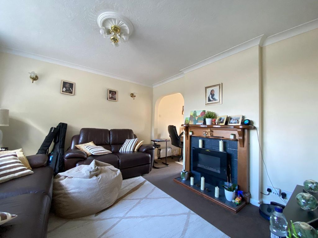 Property photo 3 of 18 Living Room