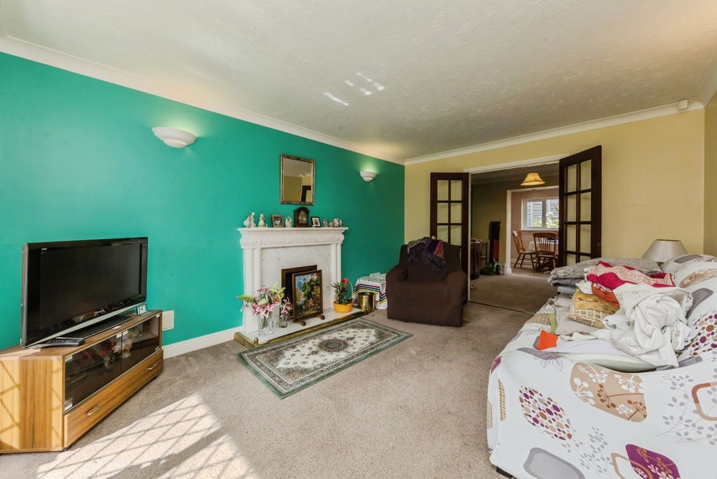 Property photo 3 of 17 Lounge