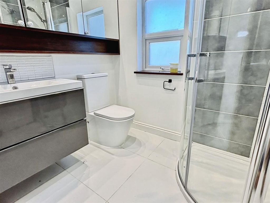 Property photo 3 of 12 Bathroom W/C