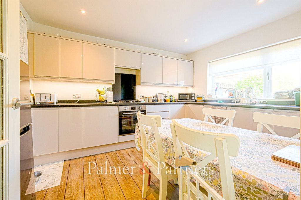 Property photo 2 of 9 Kitchen