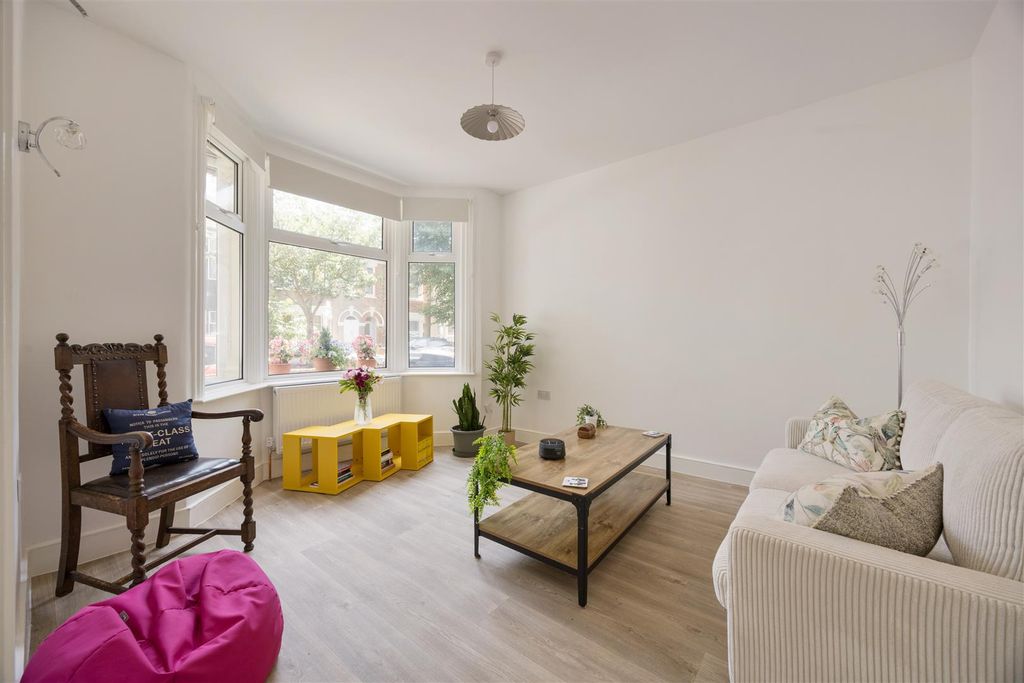 Property photo 3 of 17 Pembar Avenue, E17