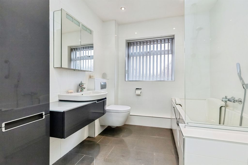 Property photo 3 of 32 Bathroom