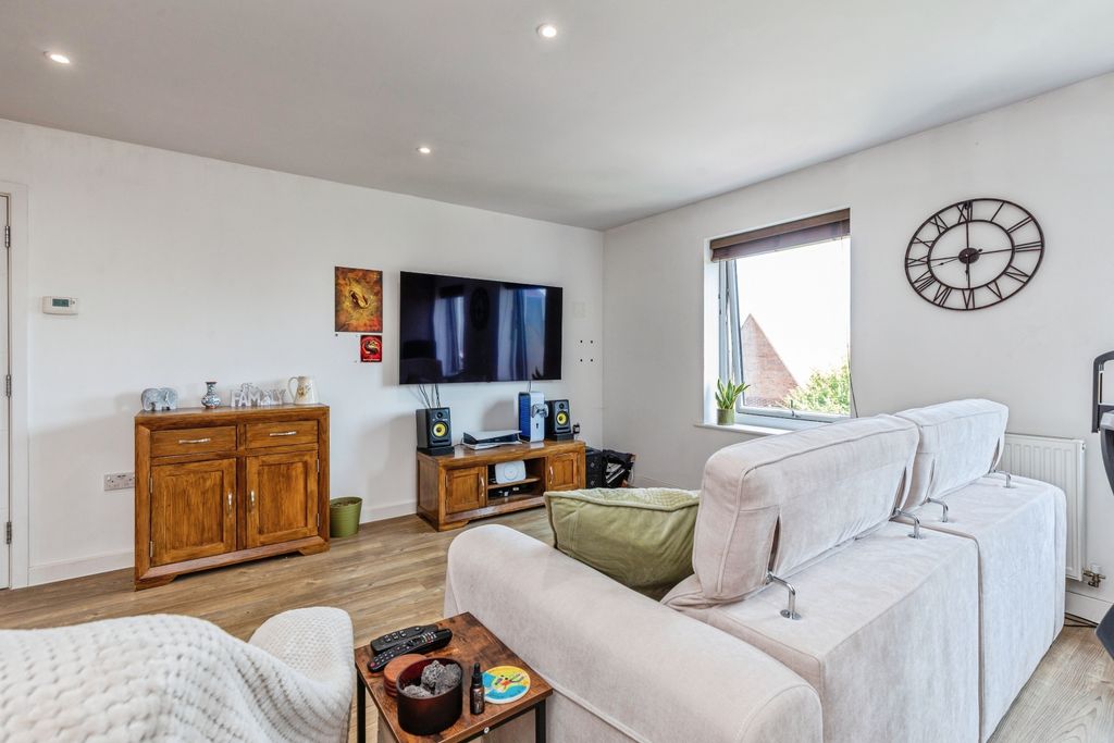 1 bed flat for saleDakota Drive, Chatham ME4 photo 5