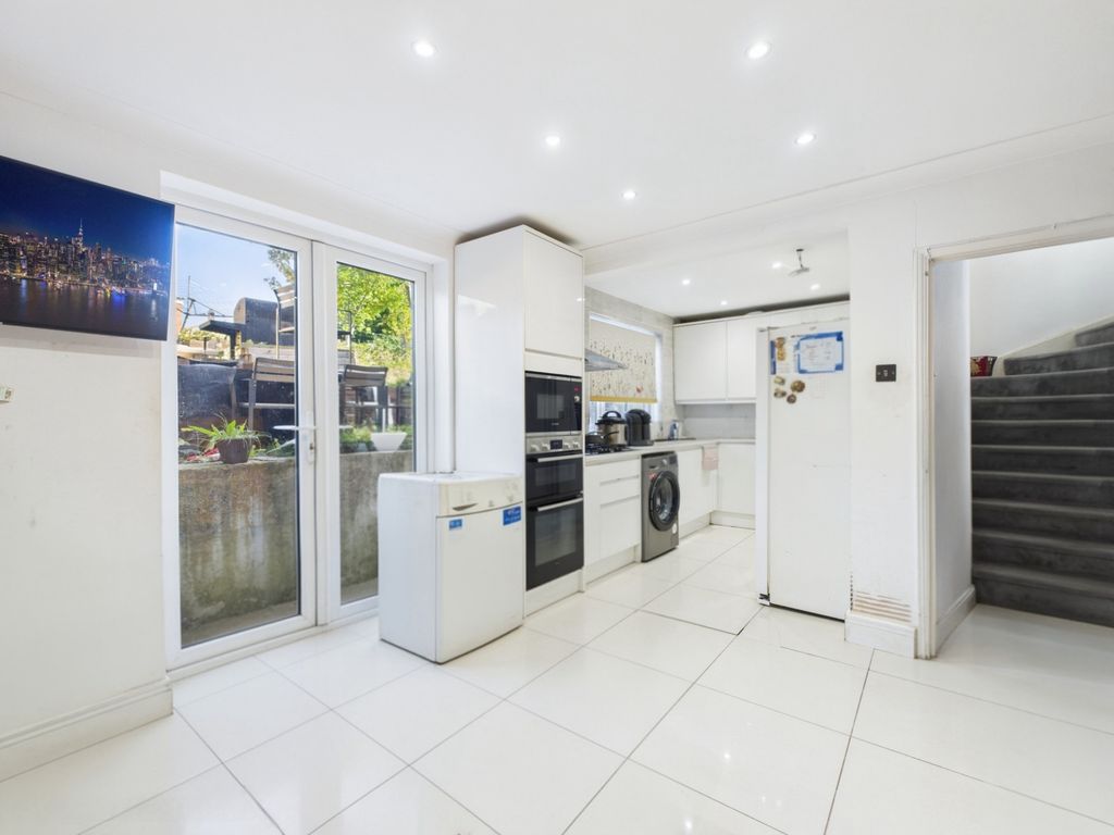 Property photo 2 of 7 Kitchen