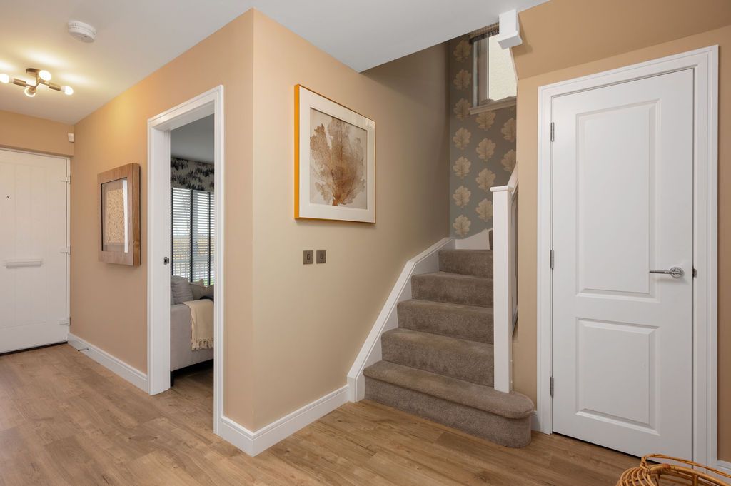 Property photo 2 of 11 Hallway
