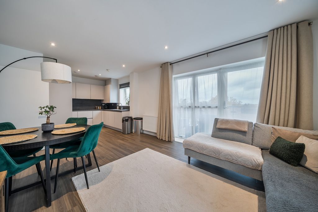 Property photo 3 of 22 1374342-11-690893...