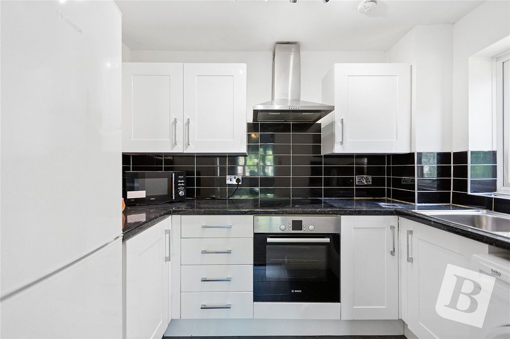 Property photo 3 of 11 Kitchen