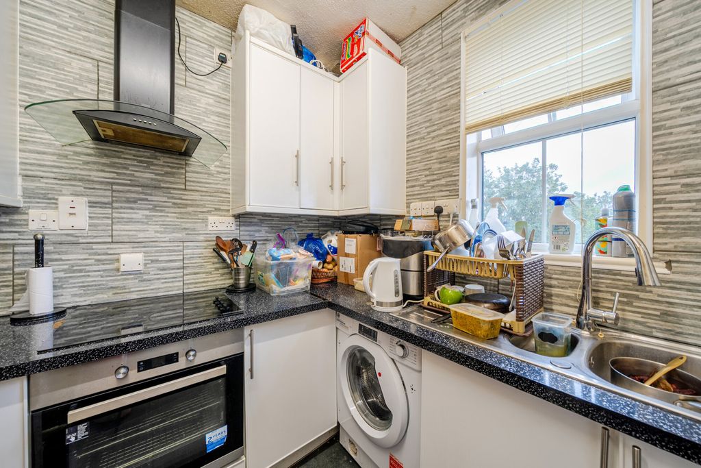 Property photo 3 of 18 Kitchen