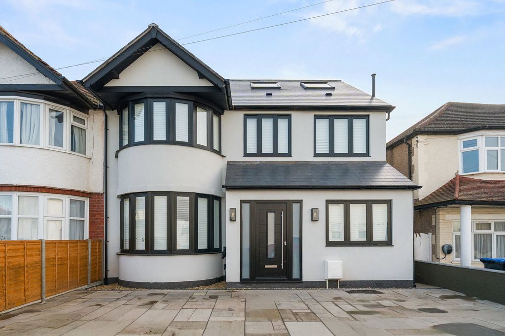 Property photo 2 of 28