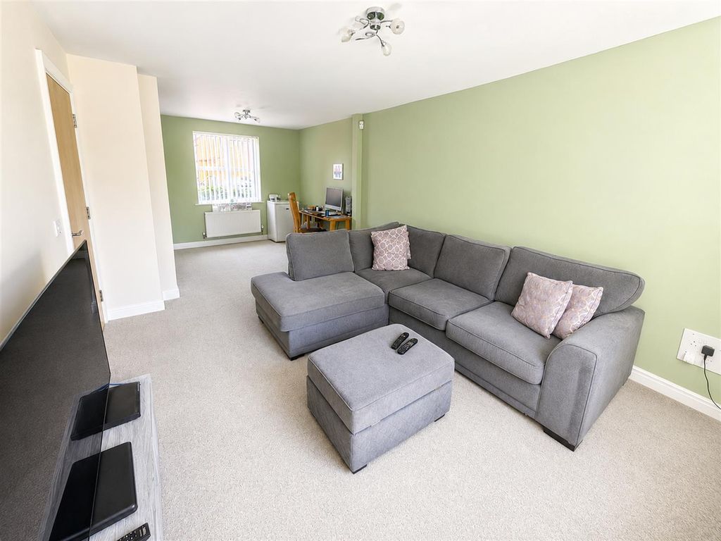 Property photo 2 of 16 28 Newmarket 4.Png
