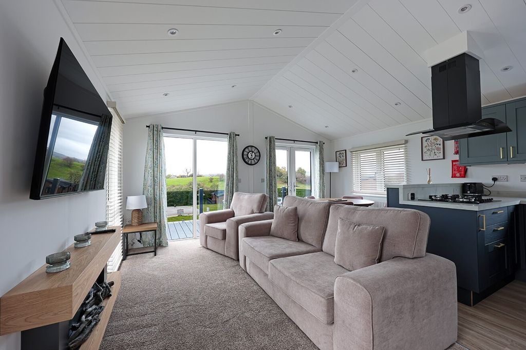 Property photo 2 of 19 4664792