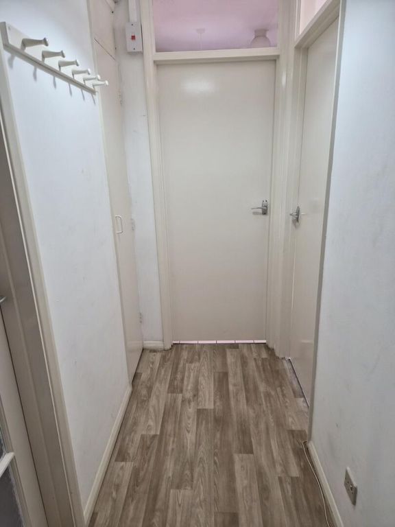 Property photo 2 of 18 Cloakroom