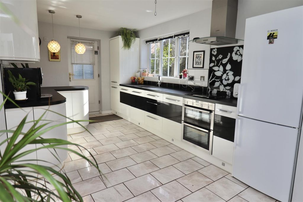 Property photo 2 of 25 Breakfast Kitchen